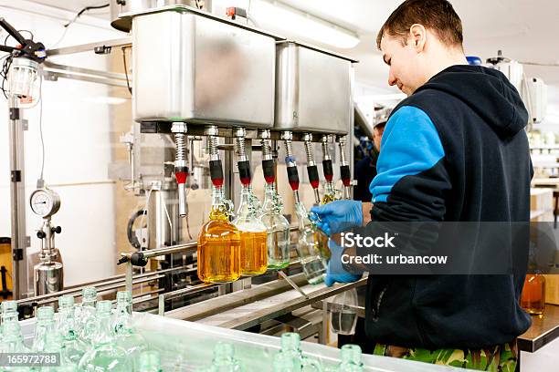 Photo libre de droit de Cidre De Mise En Bouteille banque d'images et plus d'images libres de droit de Cidre - Cidre, Produire, Industrie