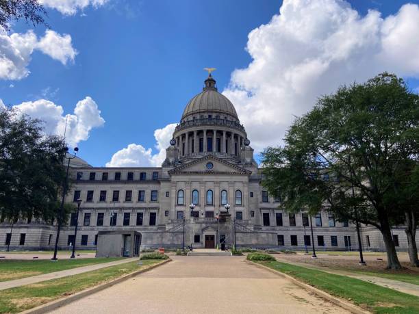 здание капитолия штата миссисипи в джексоне - mississippi jackson mississippi state capitol building capital cities стоковые фото и изображения