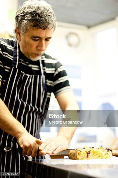 Slicing Torta - Fotografie stock e altre immagini di Adulto - Adulto, Ambientazione interna, Bianco