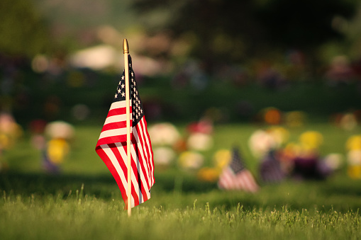 Una bandera estadounidense en un cementerio photo