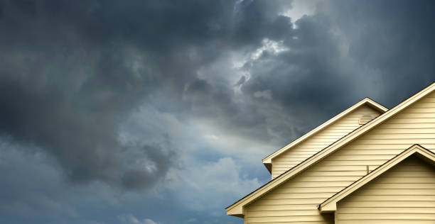 maison en jour de pluie - ciel couvert photos et images de collection