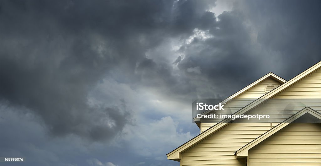 Casa in un giorno di pioggia - Foto stock royalty-free di Tempesta