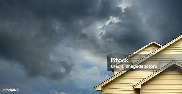Casa In Un Giorno Di Pioggia - Fotografie stock e altre immagini di Tempesta - Tempesta, Casa, Tetto