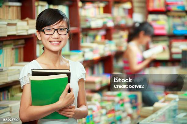 Foto de Retrato De Jovem Estudante Universitário Em Uma Biblioteca e mais fotos de stock de 18-19 Anos