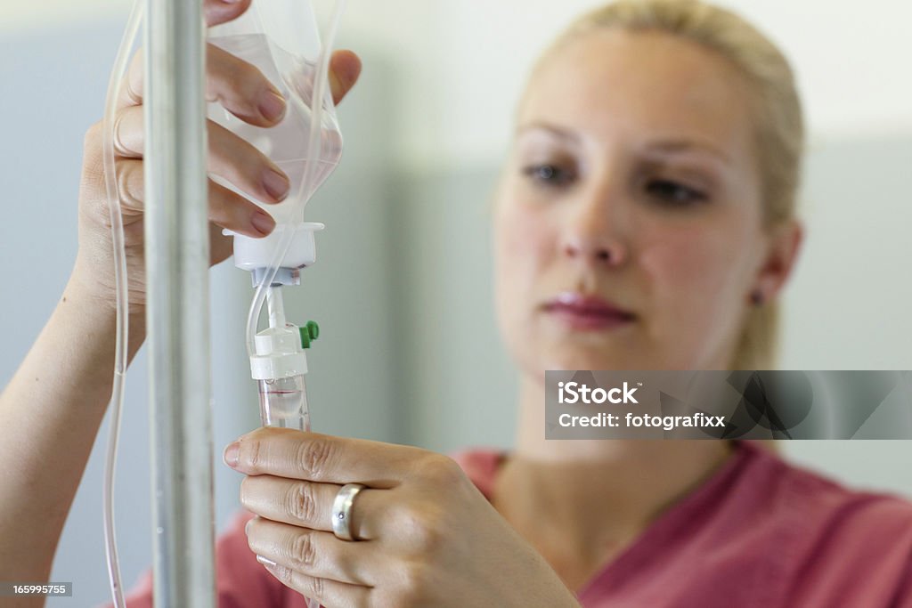 Assistente medico femmina prepara l'infusione-Primo piano a fuoco - Foto stock royalty-free di Fleboclisi