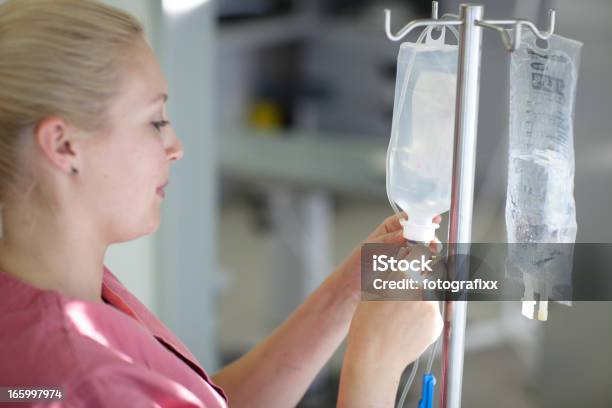 Enfermeira Está A Preparar Um Gotejamento Intravenoso - Fotografias de stock e mais imagens de Gotejamento Intravenoso