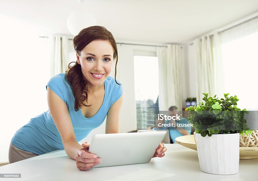 Junge Frau mit Tablet PC zu Hause - Lizenzfrei Frauen Stock-Foto