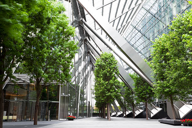 arbres et des immeubles de bureaux - atrium élément architectural photos et images de collection