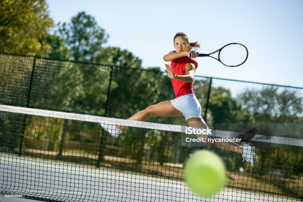 Теннисный игрок Ударяя Удар справа победитель - Стоковые фото Теннис роялти-фри