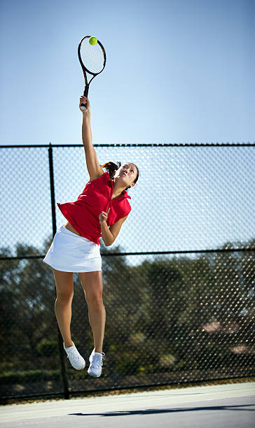 jugador de tenis sirve - tennis serving female playing fotografías e imágenes de stock