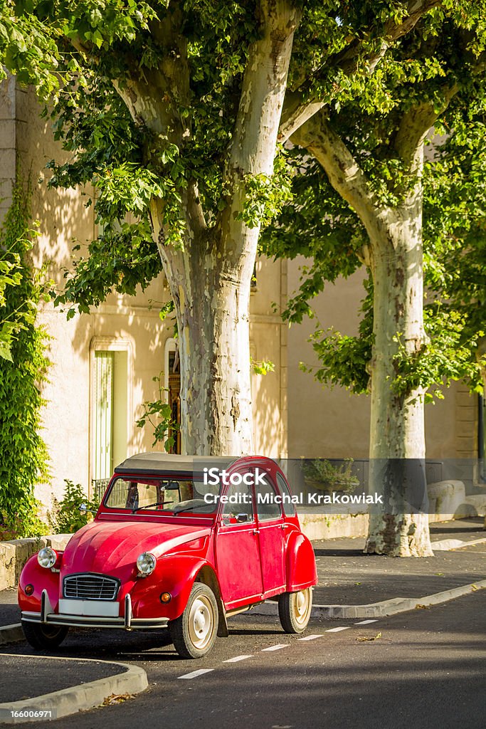 Francese classica auto parcheggiate sotto platani - Foto stock royalty-free di Automobile