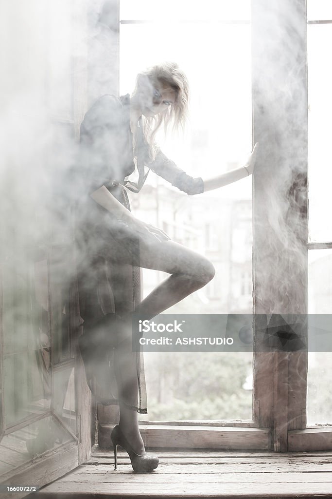 Молодые женщины, которые позируют в старый дом - Стоковые фото Высокая мода роялти-фри