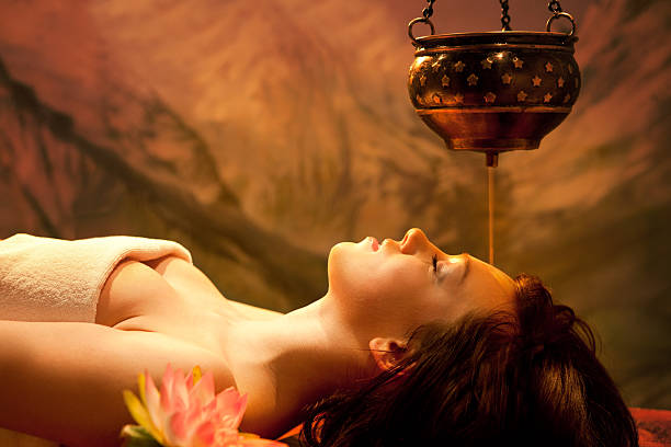 spa»: молодая красивая женщина, имеющие массаж широдхара - lotus spa treatment health spa women стоковые фото и изображения