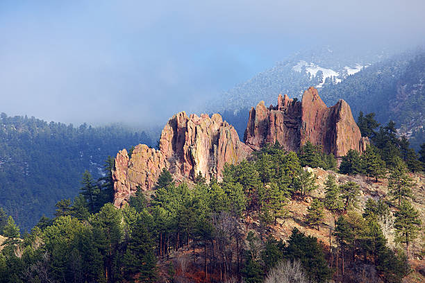 primeiro semáforo em boulder, colorado red rocks - flatirons colorado boulder mountain range - fotografias e filmes do acervo