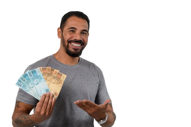 homem segurando dinheiro, homem sorridente segurando dinheiro brasileiro, no fundo branco - real people - fotografias e filmes do acervo