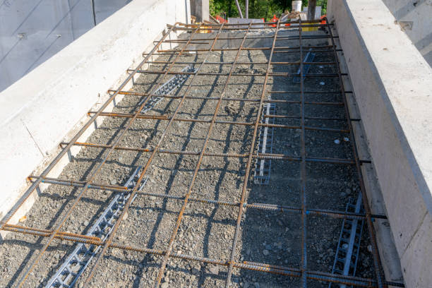 rinforzo metallico preparato per il getto di calcestruzzo per scale in cemento. primo piano. - basement concrete construction form foto e immagini stock