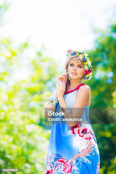 Schöne Russische Frau Mit Blauen Kleid Stockfoto und mehr Bilder von Eine Frau allein - Eine Frau allein, Frauen, Glücklichsein