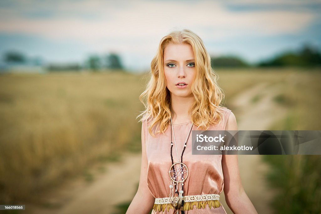 Jovem mulher no campo de Trigo - Royalty-free Seda Foto de stock