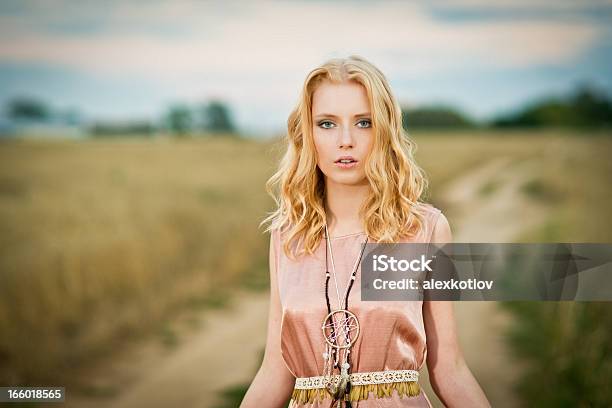 Jovem Mulher No Campo De Trigo - Fotografias de stock e mais imagens de Seda - Seda, Vestido, Adulto