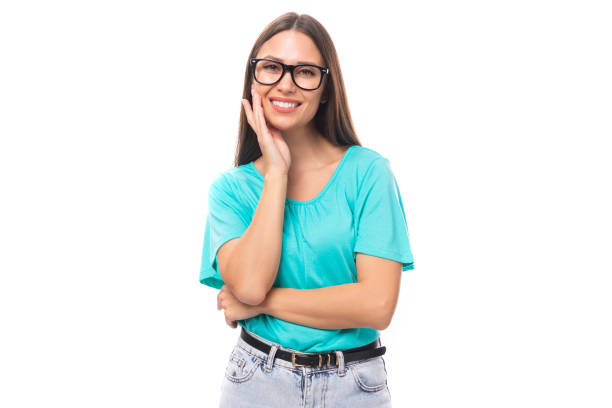 młoda atrakcyjna europejka z czarnymi długimi włosami nosi niebieską koszulkę z okularami dla wzroku - hip expressing positivity full blue zdjęcia i obrazy z banku zdjęć