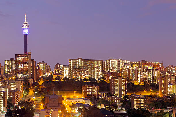 johannesburg stadt abend in hillbrow - johannesburg night skyline dusk stock-fotos und bilder