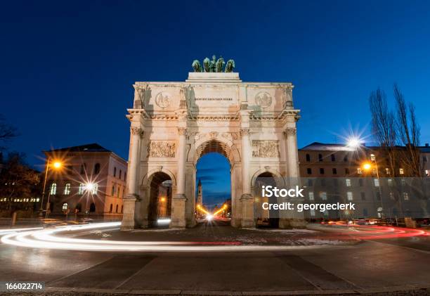 Monachium Victory Gate Ruchu - zdjęcia stockowe i więcej obrazów Monachium - Monachium, Noc, Architektura