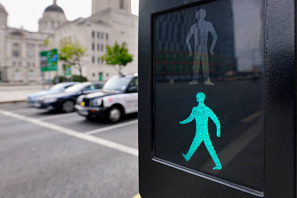 cofre para atravessar a rua de pedestres atravessando - walk signal - fotografias e filmes do acervo