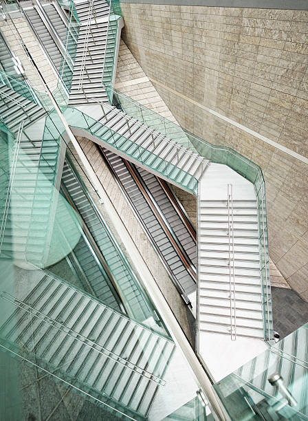 refleja la arquitectura moderna-escalera de caracol sobre derecho escaleras - escalator steps staircase moving up fotografías e imágenes de stock