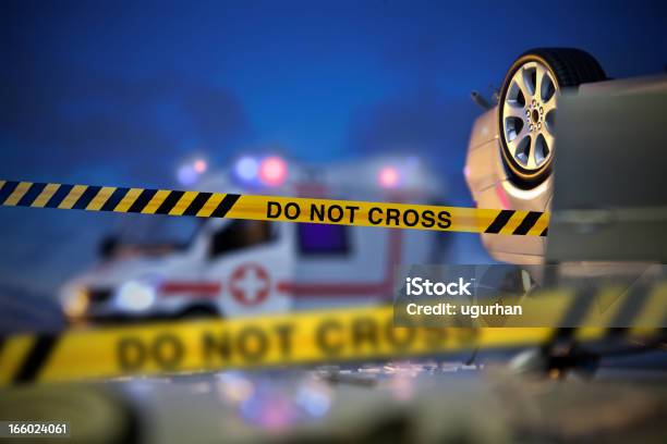 Autounfall Stockfoto und mehr Bilder von Absperrband - Absperrband, Rettungswagen, Unfall - Ereignis mit Verkehrsmittel