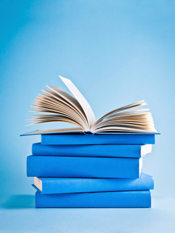 Abrir libro sobre Pila de libros, conocimientos, azul photo
