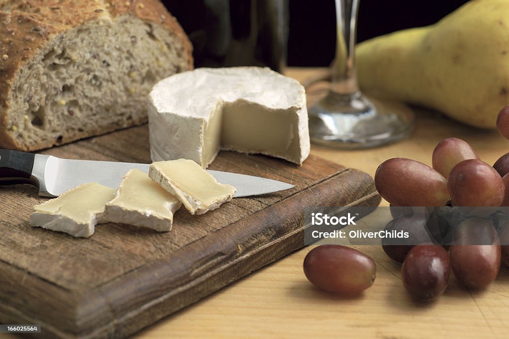 Сыр, хлеб, виноград. - Стоковые фото Батон роялти-фри