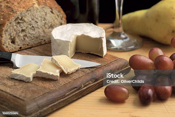 Сыр Хлеб Виноград — стоковые фотографии и другие картинки Батон - Батон, Без людей, Винный бокал