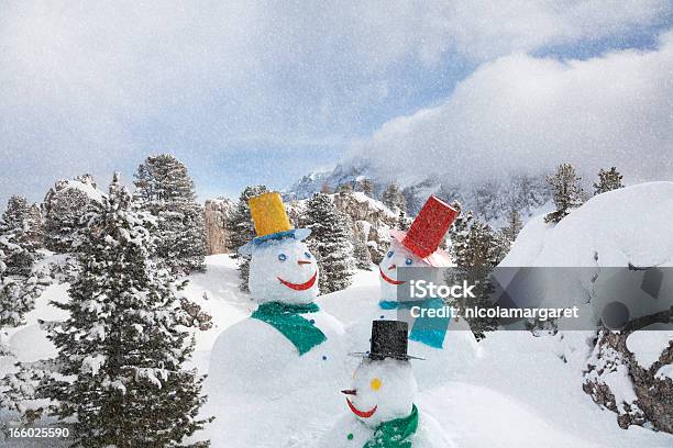 눈이 내리다 대규모 Snowmen 지역에서는 0명에 대한 스톡 사진 및 기타 이미지 - 0명, 개체 그룹, 겨울