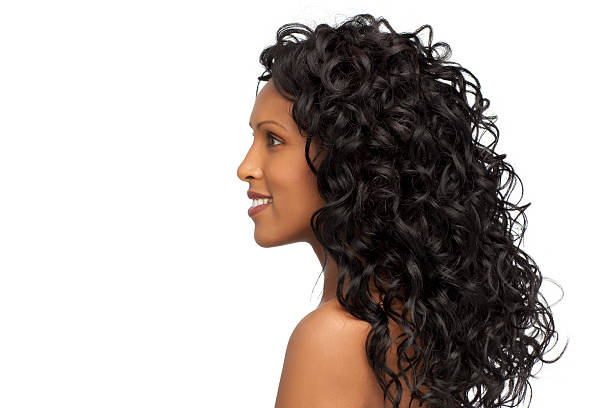 mujer con pelo rizado sanos. - beauty beautiful brown hair black hair fotografías e imágenes de stock