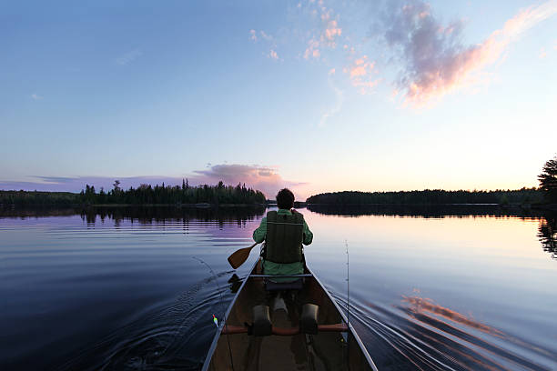 夜のパドル - boundary waters canoe area ストックフォトと画像