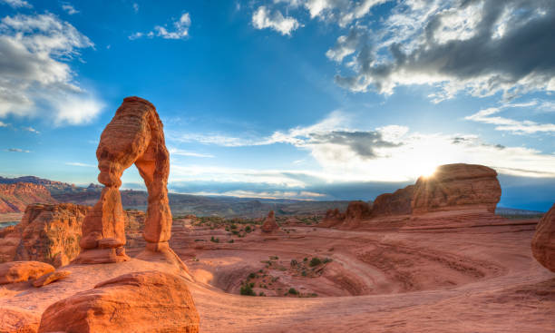 delicate arch, arches national park - moab stock-fotos und bilder