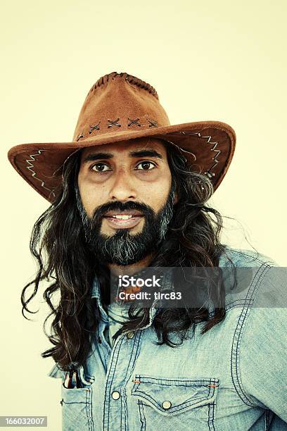 Asiatico A Pelo Lungo Giovane Uomo Ritratto Con Cappello Da Cowboy - Fotografie stock e altre immagini di Adulto