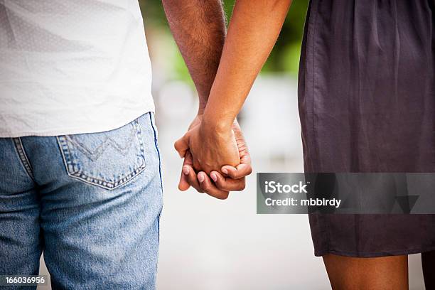 Pareja Sosteniendo Las Manos Foto de stock y más banco de imágenes de Agarrados de la mano - Agarrados de la mano, Parejas, Africano-americano - iStock Pareja Sosteniendo Las Manos Foto de stock y más banco de imágenes de Agarrados de la mano - Agarrados de la mano, Parejas, Africano-americano - iStock