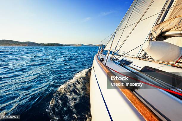 Photo libre de droit de Navigation À Voile Dans Le Vent Avec Voilier Au Coucher Du Soleil banque d'images et plus d'images libres de droit de Bateau à voile