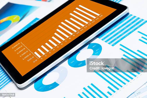 Finanza Grafico Con Digital Tablet - Fotografie stock e altre immagini di Azioni e partecipazioni - Azioni e partecipazioni, Certificato azionario, Affari