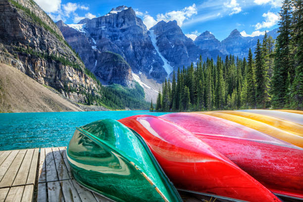 cayaks en el lago moraine - lago louise lago fotografías e imágenes de stock