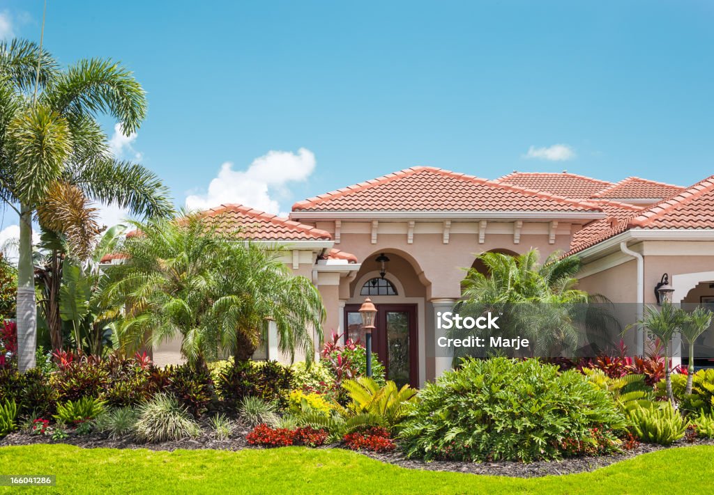 Casa di lusso con lussureggiante giardino tropicale - Foto stock royalty-free di Florida - Stati Uniti