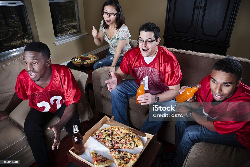 Amigos assistindo futebol na TV - Foto de stock de Assistindo royalty-free