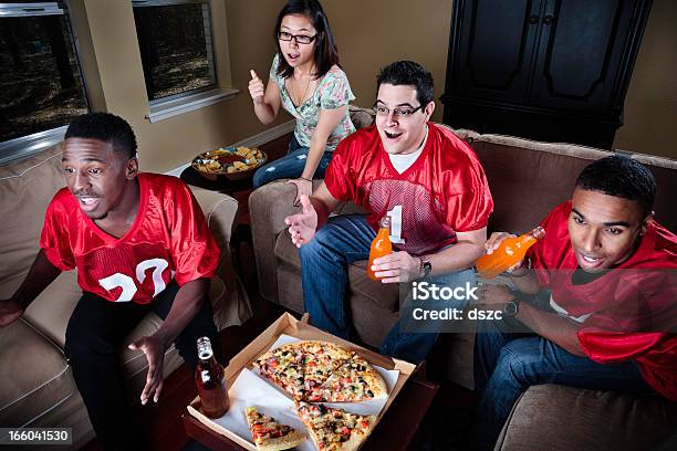 Foto de Amigos Assistindo Futebol Na Tv e mais fotos de stock de Assistindo - Assistindo, Espectador, Futebol Americano