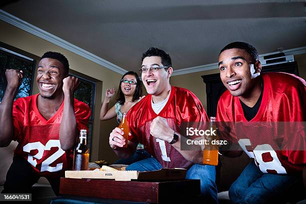 Amigos Viendo El Fútbol En Televisión Foto de stock y más banco de imágenes de Fútbol americano - Fútbol americano, Fútbol americano - Pelota, Aficionado