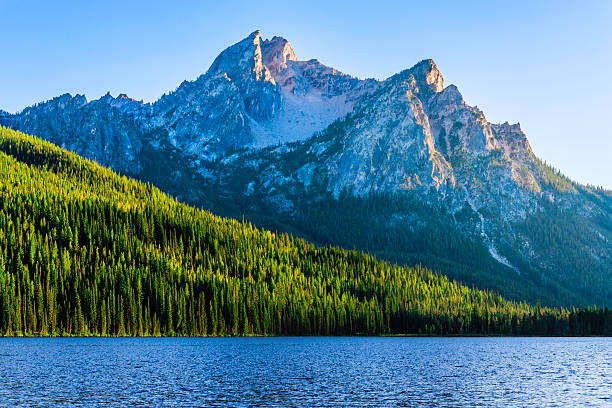 monts sawtooth et de stanley lac - idaho mountains photos et images de collection