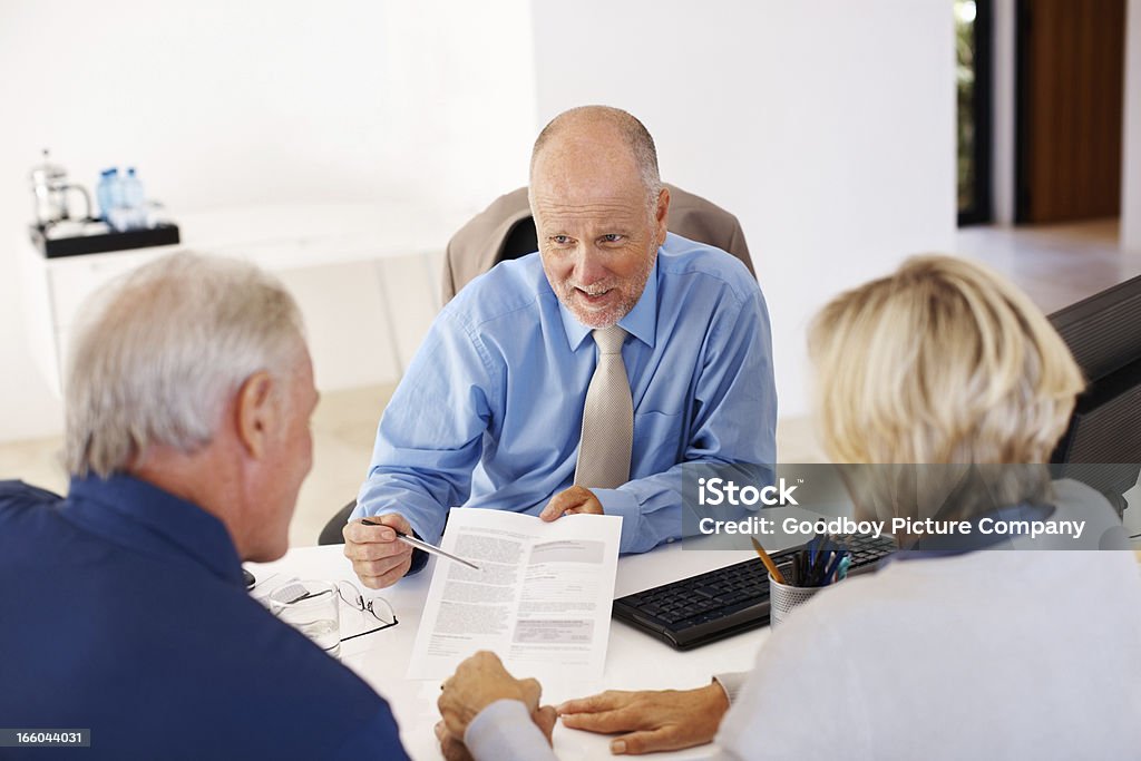 Conseiller financier de couple avec documents de conseils - Photo de Adulte libre de droits