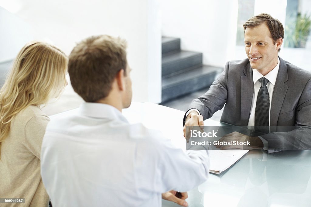 Business leader beim Händeschütteln und Mitarbeiter - Lizenzfrei Abmachung Stock-Foto