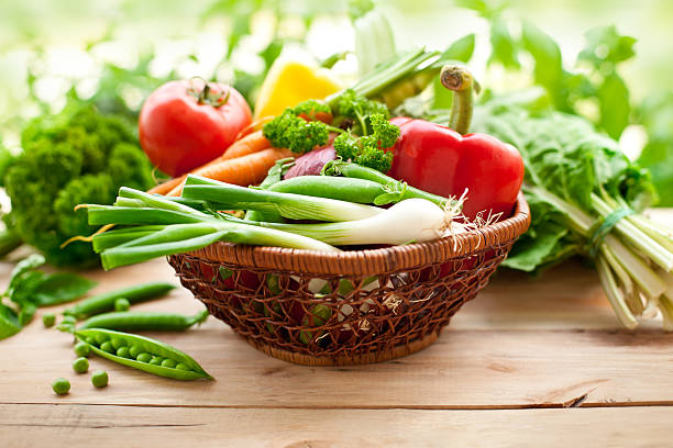 свежие овощи - multi colored vegetable tomato homegrown produce стоковые фото и изображения