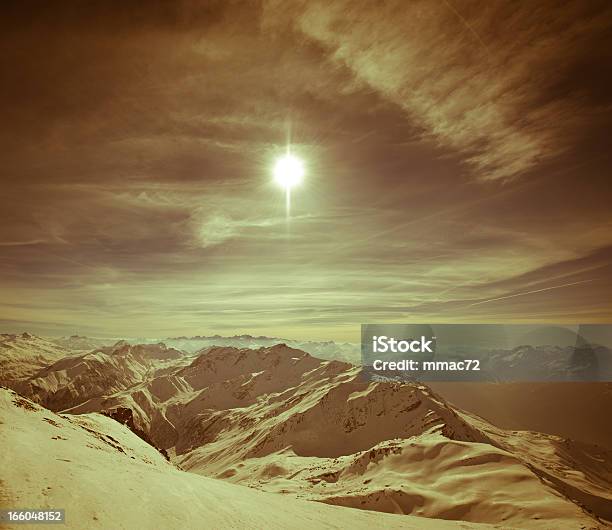 Paisagem De Montanha Com Sol - Fotografias de stock e mais imagens de A nevar - A nevar, Ajardinado, Alpes Europeus